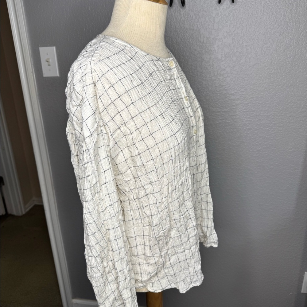 White Button-Up Blouse with‎ Grid Pattern - Picture 2 of 4